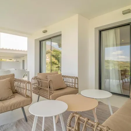 Apartman Stunning In With 2 Bedrooms, Wifi And Swimming Pool *