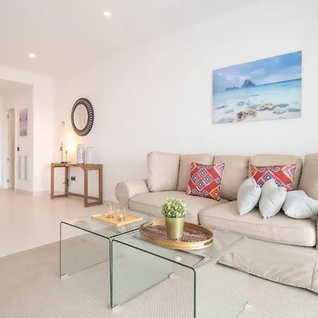 Апартаменти Stunning In With 2 Bedrooms, Wifi And Swimming Pool Естепона