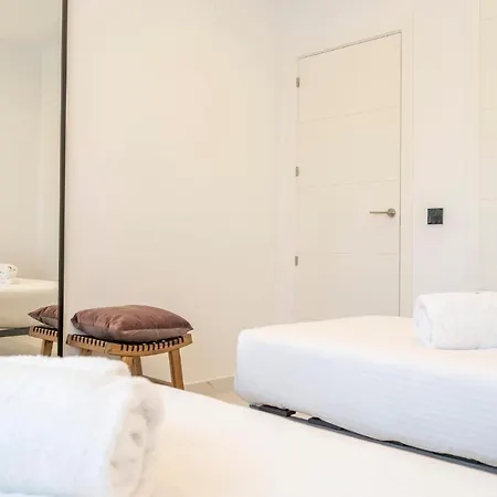 Stunning In With 2 Bedrooms, Wifi And Swimming Pool Апартаменти *