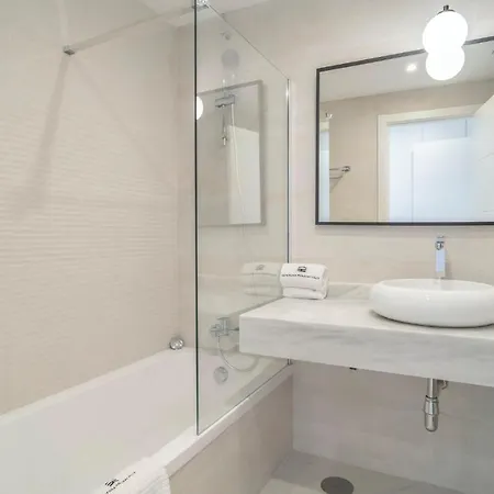 Stunning In With 2 Bedrooms, Wifi And Swimming Pool Апартаменти *